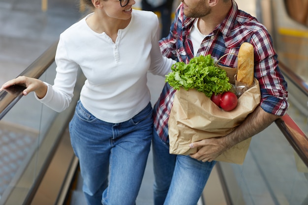 Pareja llevando bolsa de supermercado