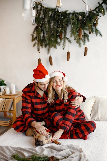 pareja, llevando, navidad, plaid, rojo, pijama, con, perro, en cama