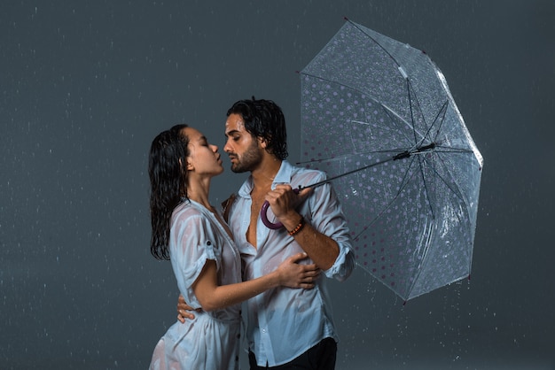 Pareja bajo la lluvia