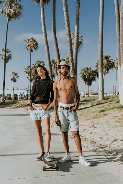 Pareja de longboard en la playa de venecia