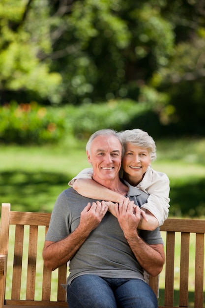 Foto pareja madura abrazando en el jardín