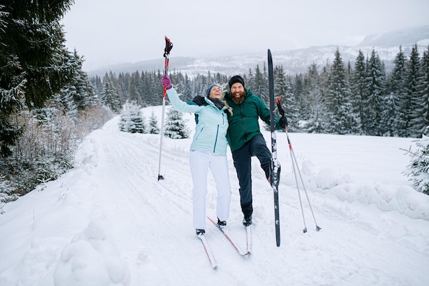 Pareja madura activa esquí de fondo al aire libre en la naturaleza de invierno, montañas Tatra Eslovaquia.