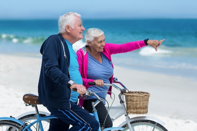 Pareja madura, andar en bicicleta