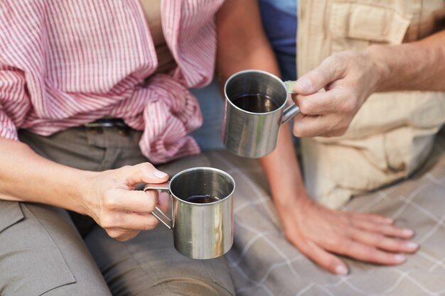 Pareja madura, bebida, té