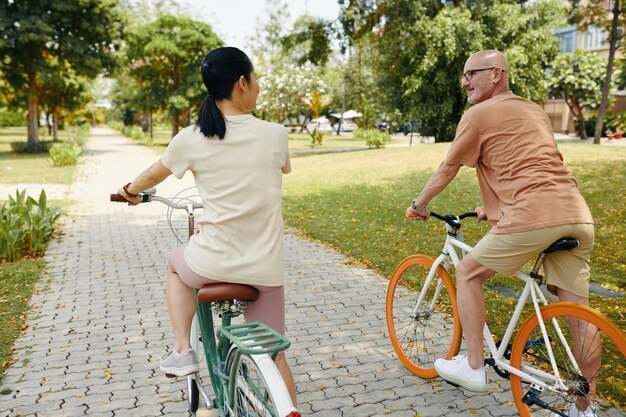 Una pareja madura en bicicleta.