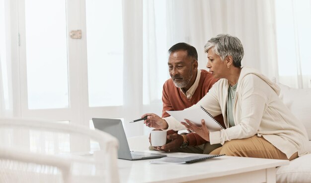 Pareja madura, computadora portátil y presupuesto con documentos en casa para planificación financiera, banca y administración de cuentas Hombre mujer y revisión de facturas financieras, ahorros e inversiones en computadora en el salón