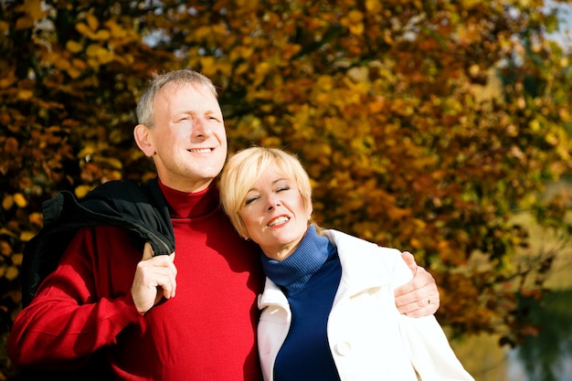 Pareja madura, dar un paseo