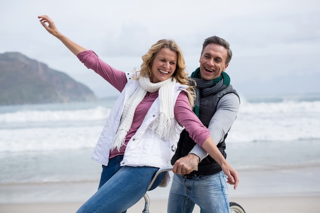 Pareja madura, equitación, bicicleta, en la playa