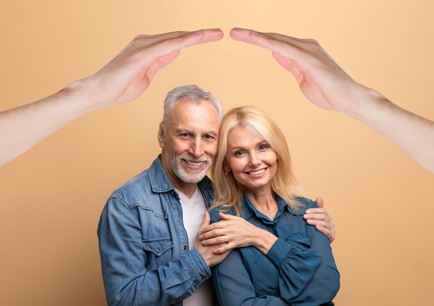 Foto una pareja madura felizmente casada posando bajo un techo con fondo beige