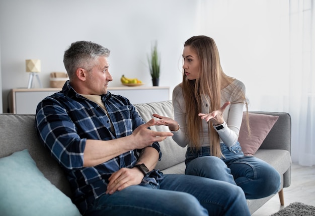 Pareja madura frustrada peleando en casa, enojada, enfrentando problemas familiares. El marido caucásico mayor y su esposa tienen conflictos o desacuerdos. Crisis matrimonial, concepto de divorcio