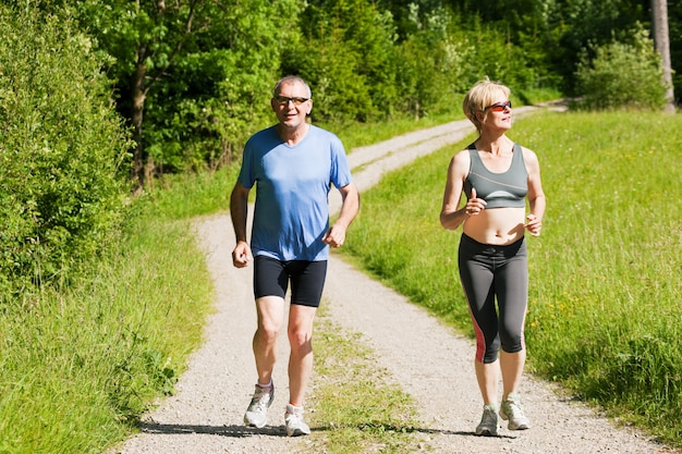 Pareja madura, hacer deporte, aire libre