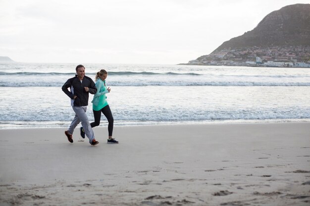 Pareja madura haciendo footing juntos