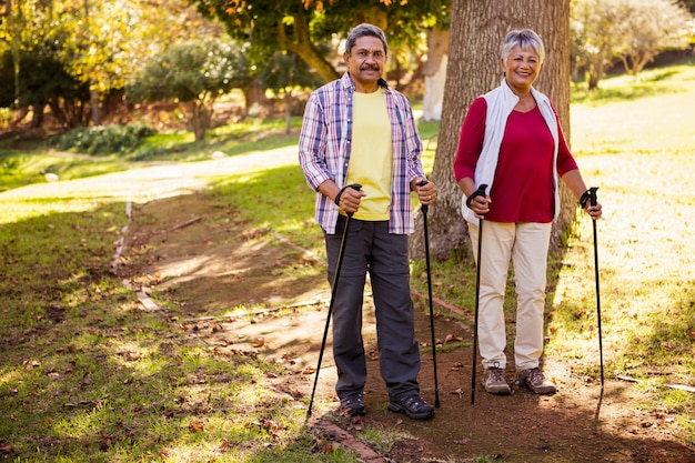 Pareja madura, ir de excursión