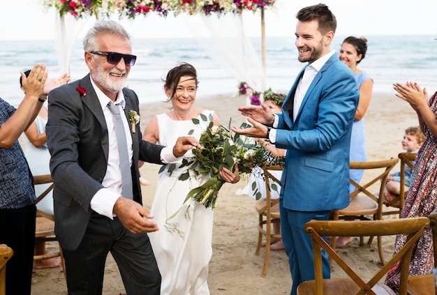 Pareja madura joven que se casa en la playa