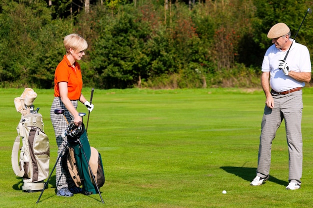 Pareja madura jugando al golf