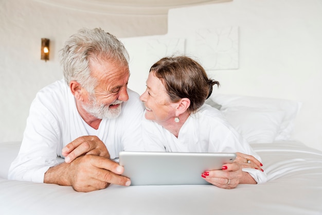 Pareja madura en una lujosa habitación de hotel.