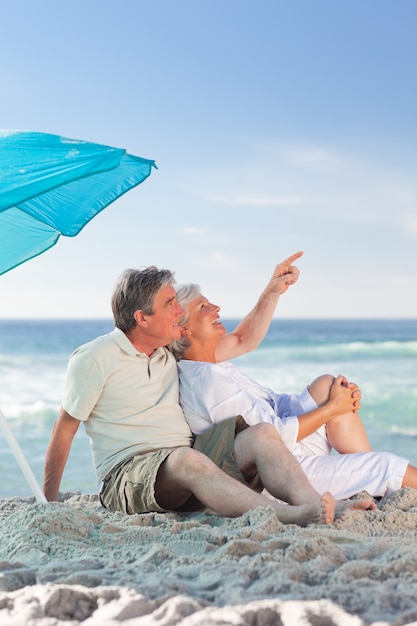 Pareja madura en la playa