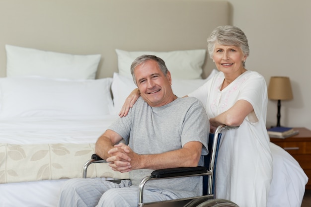 Pareja madura en su dormitorio