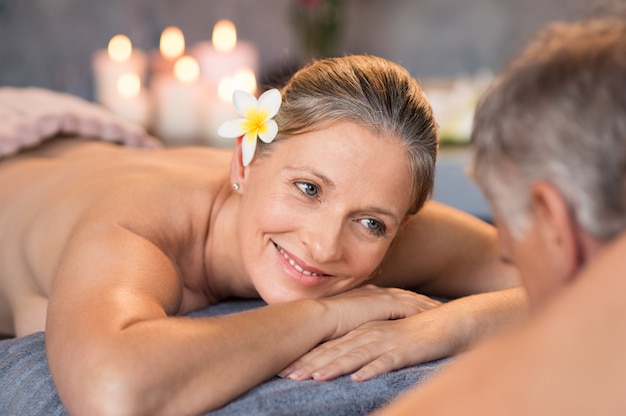 Pareja madura, teniendo masaje, en, balneario