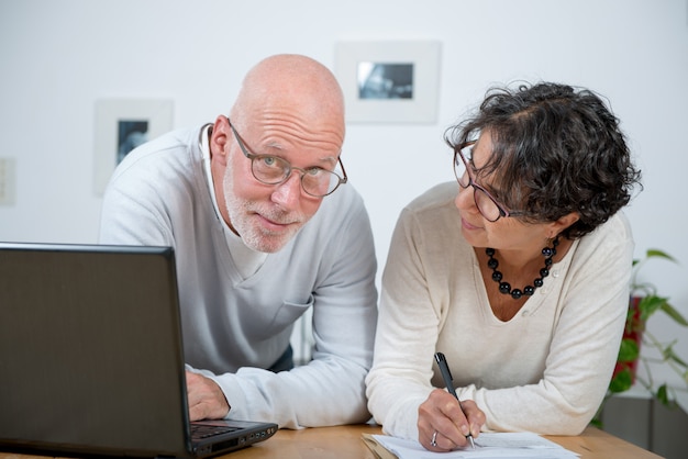 Pareja madura, usar la computadora portátil