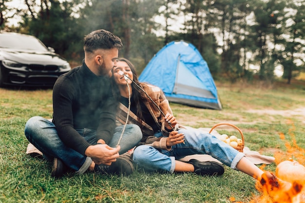 Pareja con malvaviscos tostados