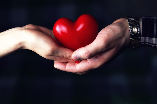 Pareja mano corazón de san valentín