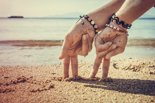 pareja, manos, en la playa