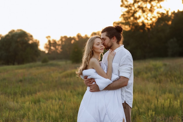 Pareja en una manta de verano en la naturaleza