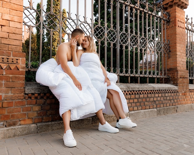 Foto una pareja en mantas paseando por la ciudad.