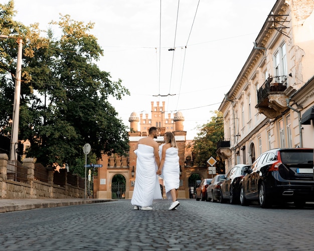 Foto una pareja en mantas paseando por la ciudad.