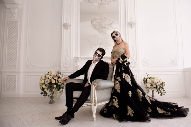 Pareja con maquillaje de calavera para Halloween