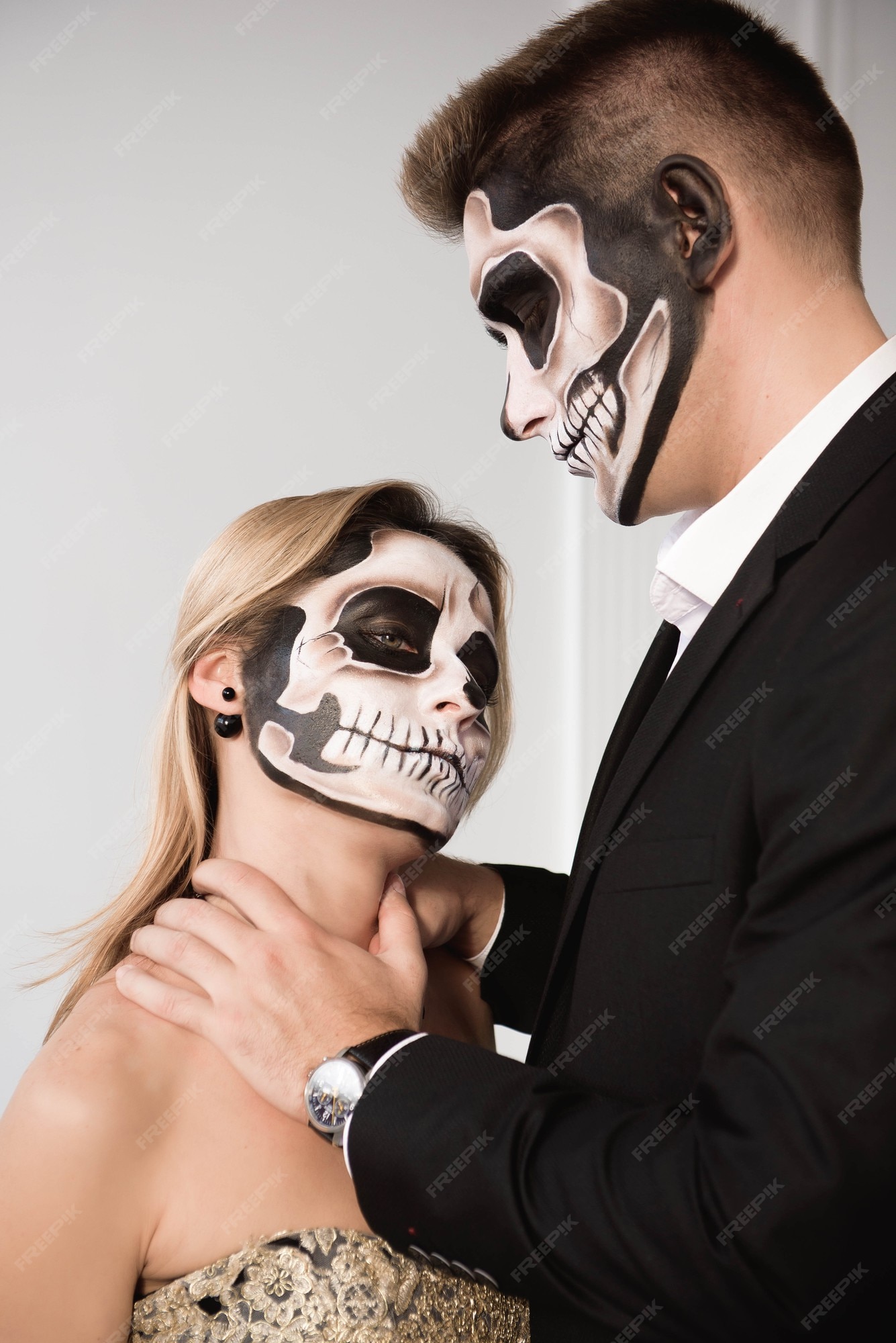 Pareja con maquillaje de calavera para halloween | Foto Premium