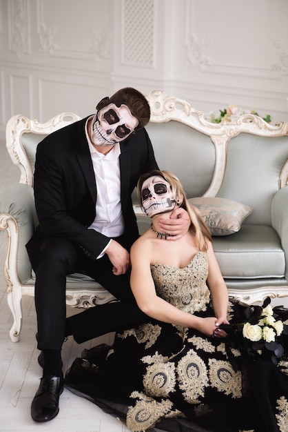 Pareja con maquillaje de calavera para Halloween