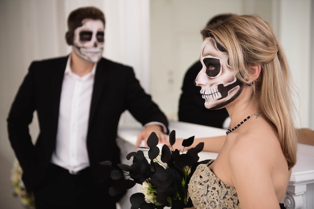 Pareja con maquillaje de calavera para Halloween