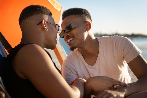 Pareja masculina gay en la playa