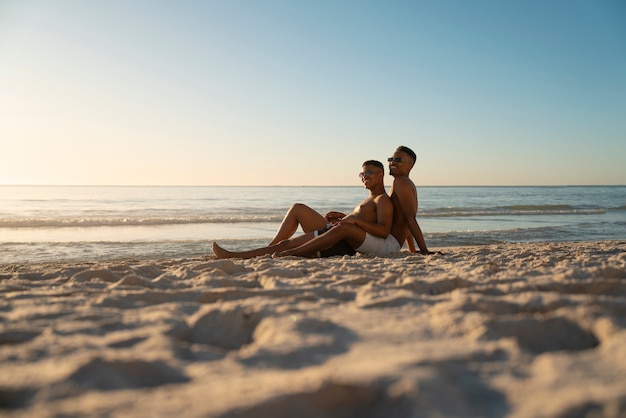 Foto pareja masculina gay en la playa