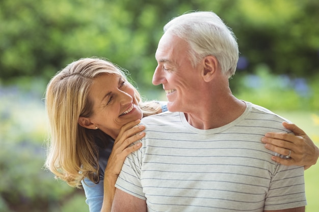 Pareja mayor, se abrazar, aire libre