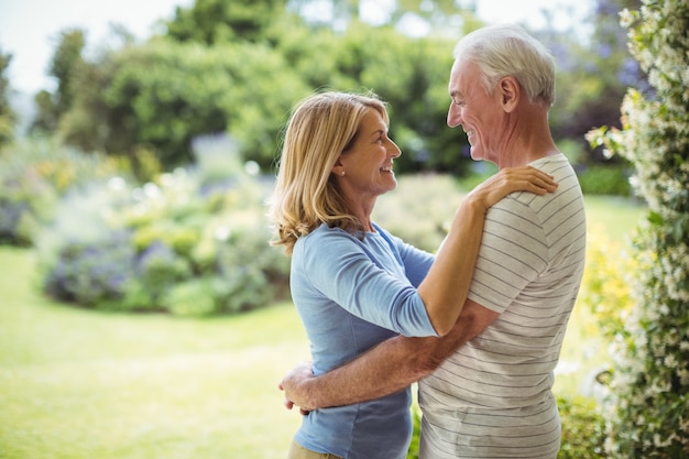 Pareja mayor, se abrazar, aire libre