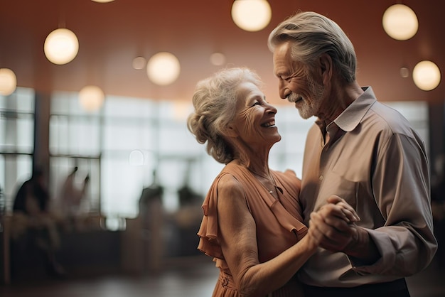 pareja mayor bailando en un salón de baile junto con miradas felices concepto de amor