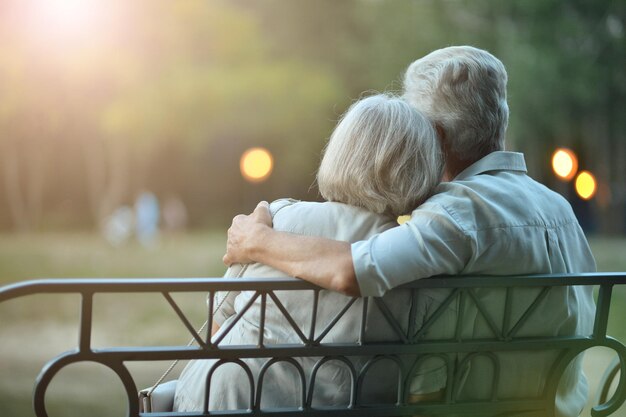 pareja mayor, en, banco, en, el, parque de la ciudad