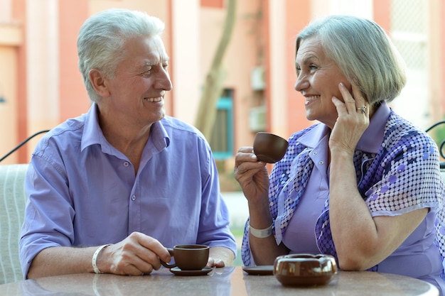 pareja mayor, bebida, té, en, exterior, en, café