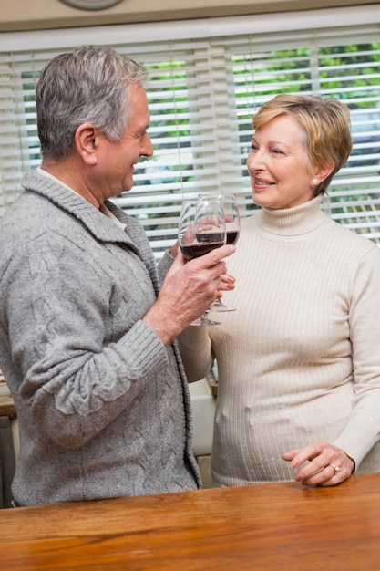 Pareja mayor, bebida, vino tinto