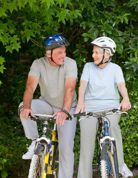 Pareja mayor, biking de montaña, afuera