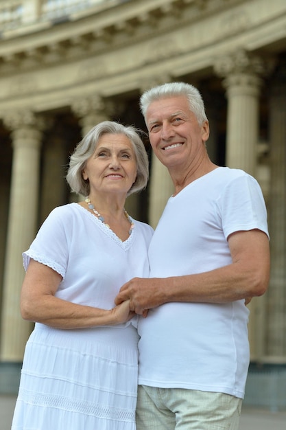 pareja mayor, en, calle de la ciudad