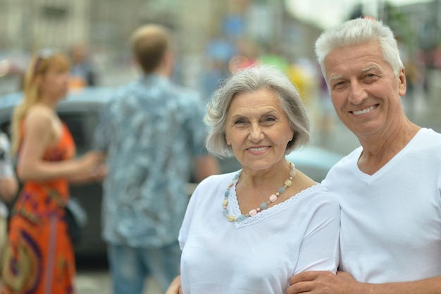 pareja mayor, en, calle de la ciudad