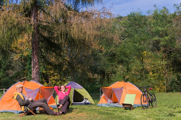 Pareja mayor, en, camping