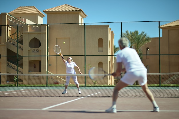 Pareja mayor, en, cancha de tenis