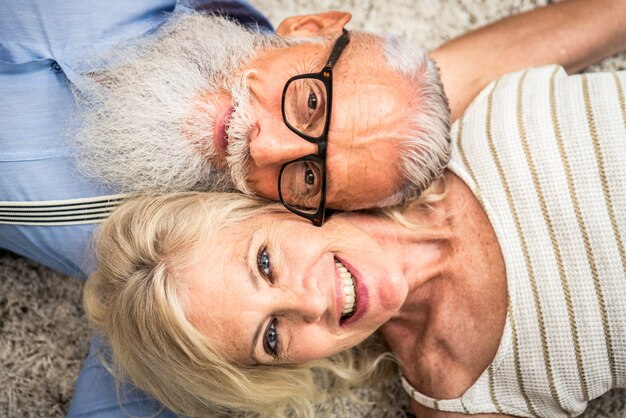 Pareja mayor, en casa