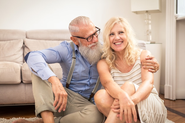 Pareja mayor, en casa