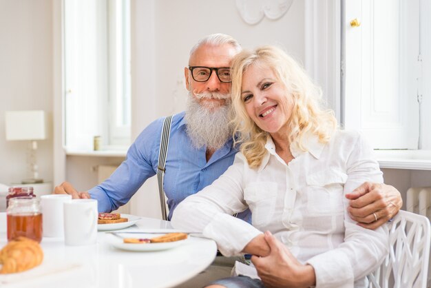 Pareja mayor, en casa